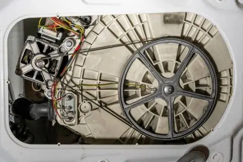 فني مع أدوات صيانة غسالات اتوماتيك